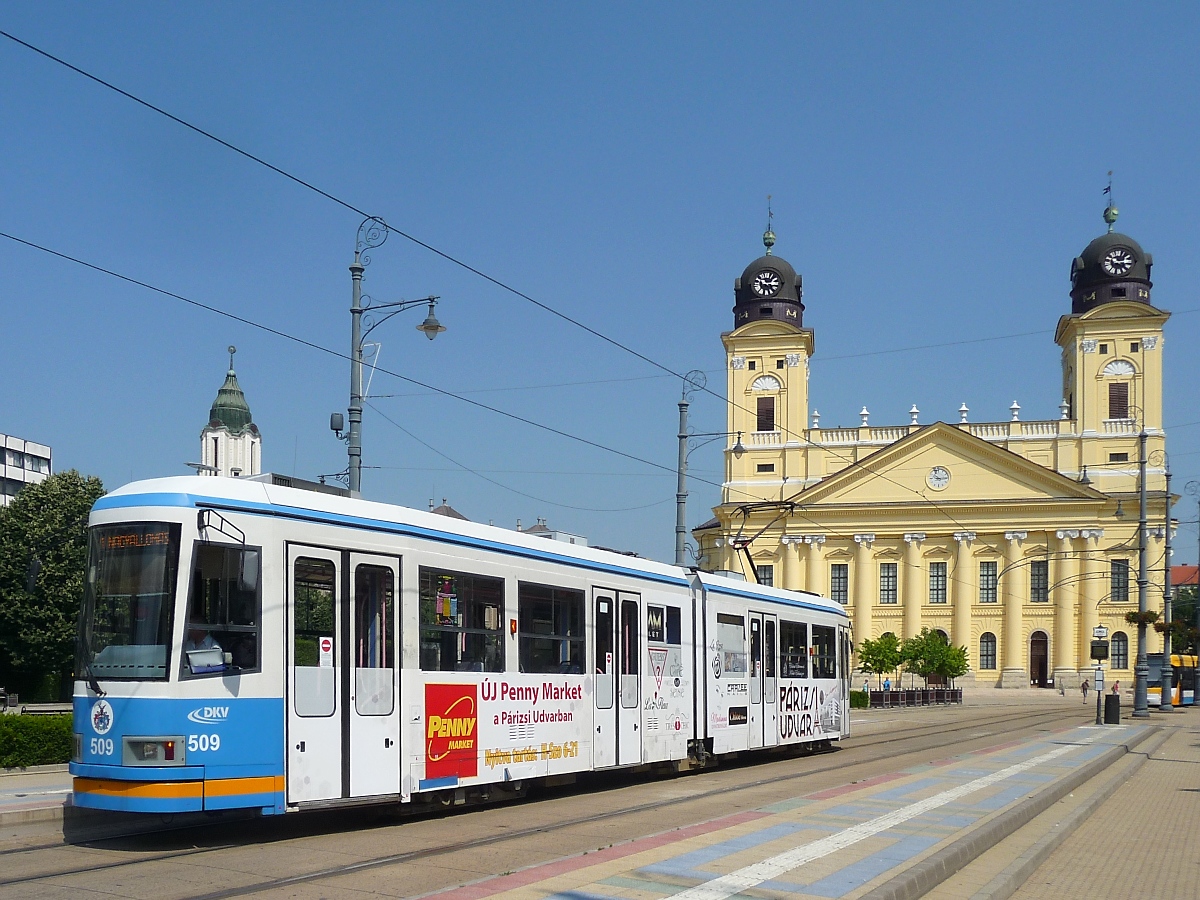 Alter Straßenbahn-Triebwagen Ganz KCSV6 509 in Debrecen vor der großen reformierten Kirche, am Kossuth-Platz, 26.6.2016