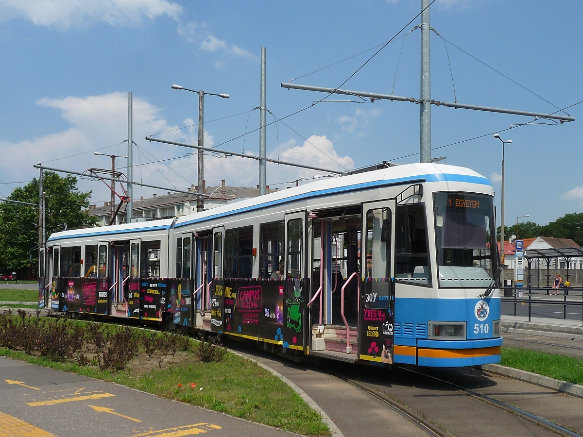 Alter Straßenbahn-Triebwagen Ganz KCSV6 510 in der Wendeschleife am Bahnhof von Debrecen, 26.6.2016