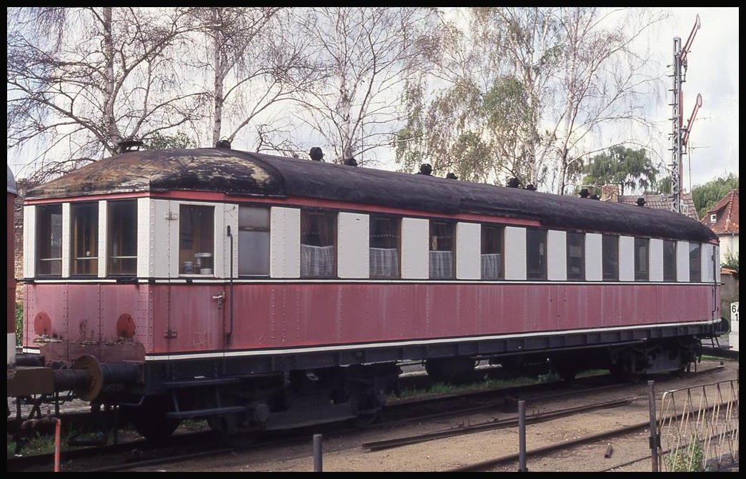 Alter Triebwagen Beiwagen mit der Nummer 190833-4 auf Gleis 25 am 29.8.1993 im Bahnhof Salzwedel.