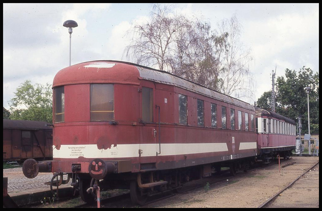 Alter Triebwagen Beiwagen ohne Nummer auf Gleis 25 im Bahnhof Salzwedel am 29.8.1993.
