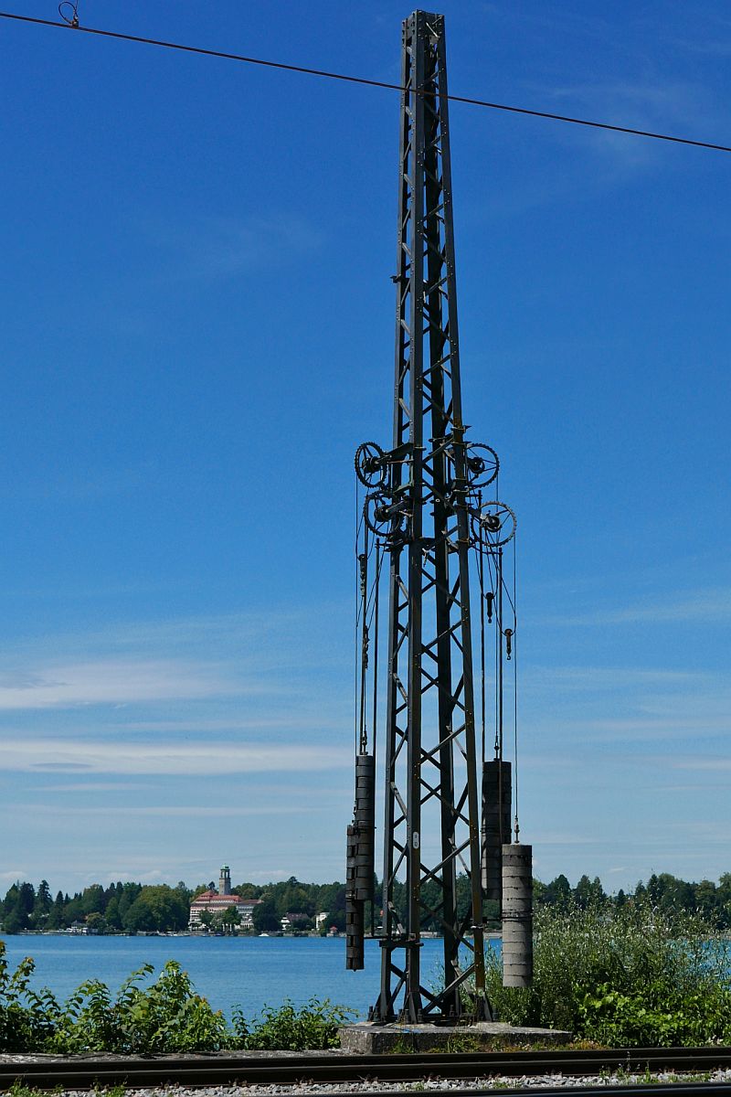 Alter Turmmast für ein ehemaliges Quertragwerk am 08.07.2020 auf dem Lindauer Bodenseedamm.