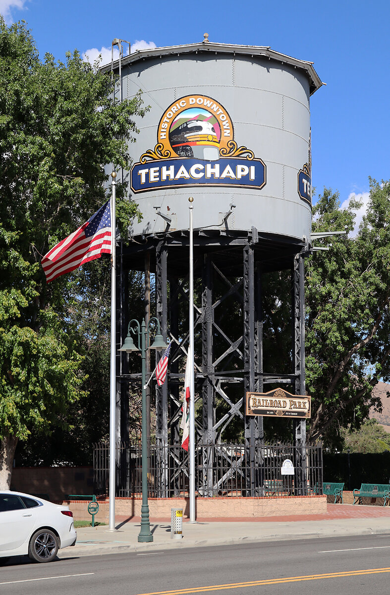 Alter Wasserturm an der Hauptstrasse im Städtchen Tehachapi. Tehachapi, CA, 25.9.2022