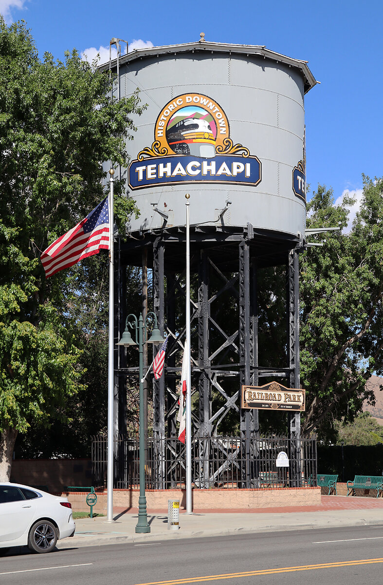 Alter Wasserturm an der Hauptstrasse im Städtchen Tehachapi. Tehachapi, CA, 25.9.2022