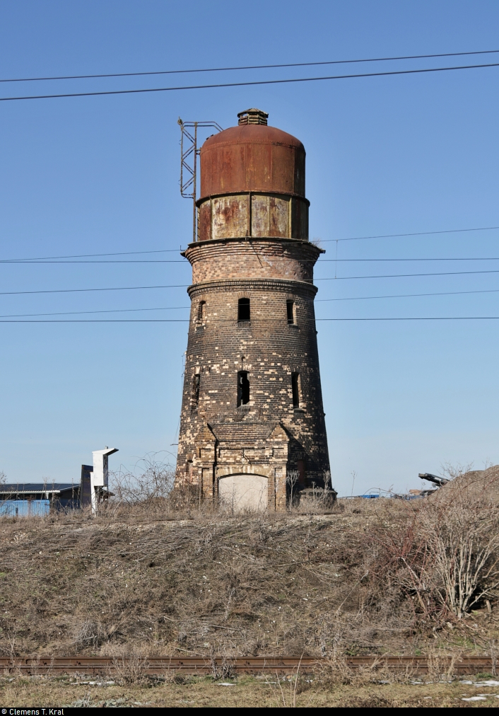 Alter Wasserturm im östlichen Bereich des Bahnhofs Teutschenthal.
Aufgenommen von der Reichsbahnstraße.

🚩 Bahnstrecke Halle–Hann. Münden (KBS 590)
🕓 21.2.2021 | 13:18 Uhr