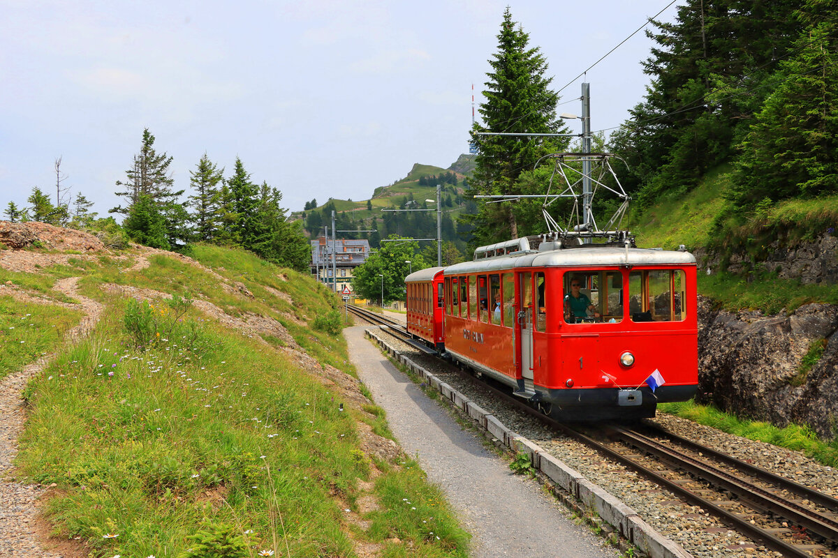 Alter Zug der Vitznau Rigi Bahn, mit Triebwagen 1 von 1937 und Wagen 16. Bei Rigi Staffel, 24.Juli 2021 