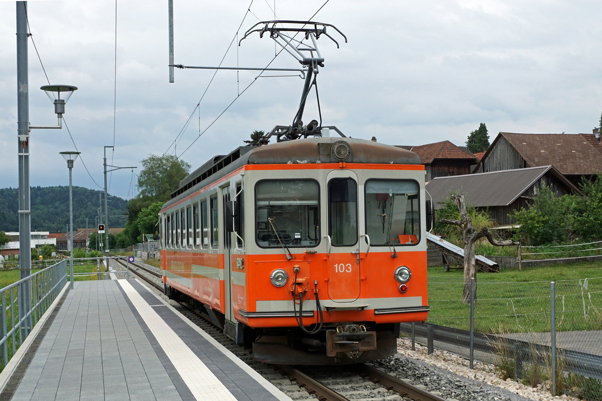 ALTES BIPPERLISI 
nach wie vor unentbehrlich.
Wegen dem verunfallten und sehr stark beschädigten SOBA-STAR Be 4/8 114 musste kurzfristig für den Betrieb auf der kurzen Zweigstrecke Langenthal-St. Urban Ziegelei der Be 4/4 103, ehemals SZB, BTI einspringen. Wegen grossen mehreren Baustellen an der Strecke Solothurn-Niederbipp mit Bahnersatz wurden die Fahrzeuge unüblich stationiert. Das Schwesterfahrzeug, der Be 4/4 104 wurde aus diesem Grund im Depot Wiedlisbach als eiserne Reserve abgestellt. Am 15. Juli 2020 pendelte dadurch der Oldtimer mit Baujahr 1970 als Solotriebwagen zwischen Langenthal und St. Urban hin und her. Die Aufnahmen entstanden in Langenthal und bei Schmitten.
Foto: Walter Ruetsch 