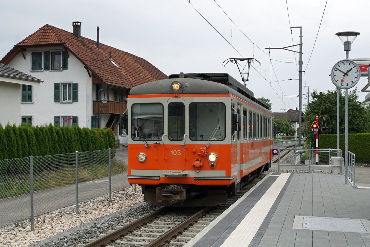 ALTES BIPPERLISI 
nach wie vor unentbehrlich.
Wegen dem verunfallten und sehr stark beschädigten SOBA-STAR Be 4/8 114 musste kurzfristig für den Betrieb auf der kurzen Zweigstrecke Langenthal-St. Urban Ziegelei der Be 4/4 103, ehemals SZB, BTI einspringen. Wegen grossen mehreren Baustellen an der Strecke Solothurn-Niederbipp mit Bahnersatz wurden die Fahrzeuge unüblich stationiert. Das Schwesterfahrzeug, der Be 4/4 104 wurde aus diesem Grund im Depot Wiedlisbach als eiserne Reserve abgestellt. Am 15. Juli 2020 pendelte dadurch der Oldtimer mit Baujahr 1970 als Solotriebwagen zwischen Langenthal und St. Urban hin und her. Die Aufnahmen entstanden in Langenthal und bei Schmitten.
Foto: Walter Ruetsch 