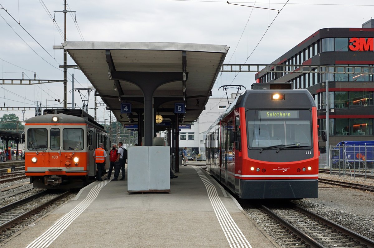 ALTES BIPPERLISI 
nach wie vor unentbehrlich.
Wegen dem verunfallten und sehr stark beschädigten SOBA-STAR Be 4/8 114 musste kurzfristig für den Betrieb auf der kurzen Zweigstrecke Langenthal-St. Urban Ziegelei der Be 4/4 103, ehemals SZB, BTI einspringen. Wegen grossen mehreren Baustellen an der Strecke Solothurn-Niederbipp mit Bahnersatz wurden die Fahrzeuge unüblich stationiert. Das Schwesterfahrzeug, der Be 4/4 104 wurde aus diesem Grund im Depot Wiedlisbach als eiserne Reserve abgestellt. Am 15. Juli 2020 pendelte dadurch der Oldtimer mit Baujahr 1970 als Solotriebwagen zwischen Langenthal und St. Urban hin und her. Die Aufnahmen entstanden in Langenthal und bei Schmitten.
Foto: Walter Ruetsch 