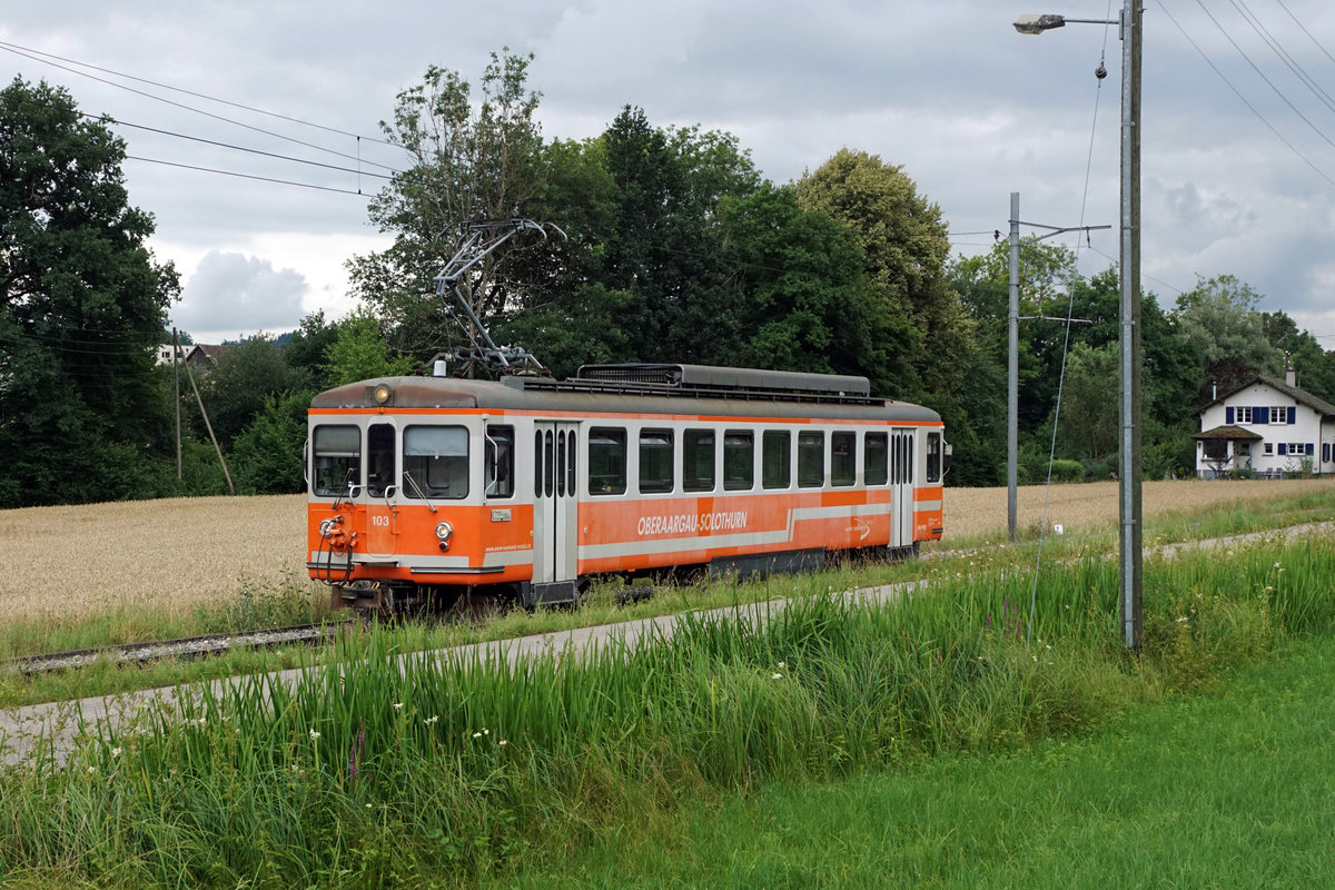 ALTES BIPPERLISI nach wie vor unentbehrlich. Wegen dem verunfallten und sehr stark beschädigten SOBA-STAR Be 4/8 114 musste kurzfristig für den Betrieb auf der kurzen Zweigstrecke Langenthal-St. Urban Ziegelei der Be 4/4 103, ehemals SZB, BTI einspringen. Wegen grossen mehreren Baustellen an der Strecke Solothurn-Niederbipp mit Bahnersatz wurden die Fahrzeuge unüblich stationiert. Das Schwesterfahrzeug, der Be 4/4 104 wurde aus diesem Grund im Depot Wiedlisbach als eiserne Reserve abgestellt. Am 17. Juli 2020 pendelte dadurch der Oldtimer mit Baujahr 1970 als Solotriebwagen zwischen Langenthal und St. Urban hin und her. 
Foto: Walter Ruetsch 