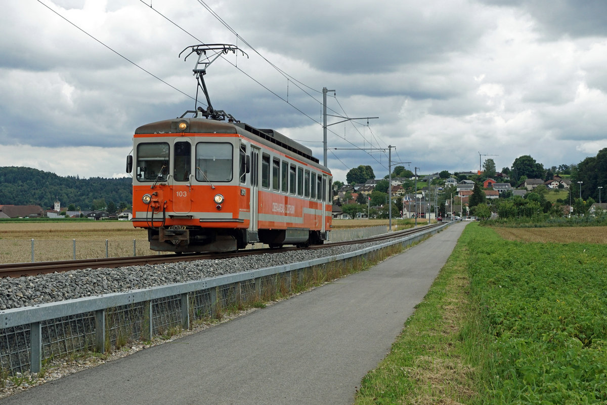 ALTES BIPPERLISI nach wie vor unentbehrlich. Wegen dem verunfallten und sehr stark beschädigten SOBA-STAR Be 4/8 114 musste kurzfristig für den Betrieb auf der kurzen Zweigstrecke Langenthal-St. Urban Ziegelei der Be 4/4 103, ehemals SZB, BTI einspringen. Wegen grossen mehreren Baustellen an der Strecke Solothurn-Niederbipp mit Bahnersatz wurden die Fahrzeuge unüblich stationiert. Das Schwesterfahrzeug, der Be 4/4 104 wurde aus diesem Grund im Depot Wiedlisbach als eiserne Reserve abgestellt. Am 17. Juli 2020 pendelte dadurch der Oldtimer mit Baujahr 1970 als Solotriebwagen zwischen Langenthal und St. Urban hin und her. 
Foto: Walter Ruetsch 