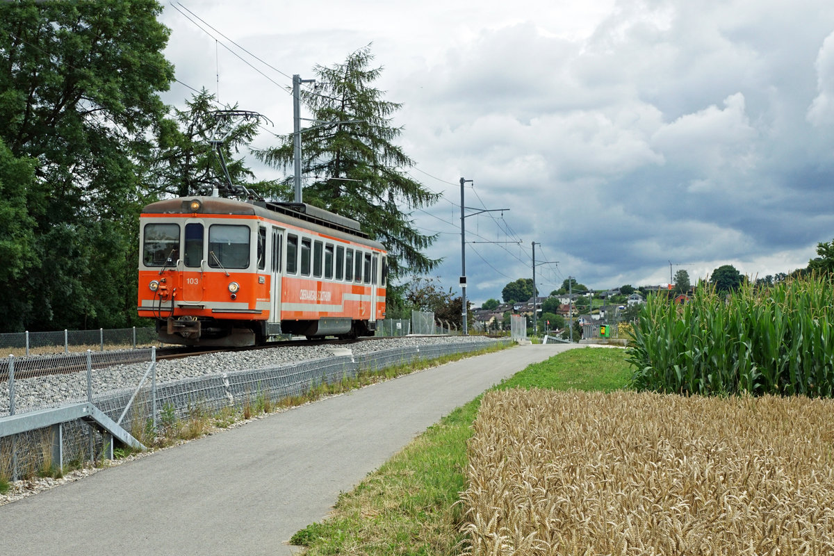 ALTES BIPPERLISI nach wie vor unentbehrlich. Wegen dem verunfallten und sehr stark beschädigten SOBA-STAR Be 4/8 114 musste kurzfristig für den Betrieb auf der kurzen Zweigstrecke Langenthal-St. Urban Ziegelei der Be 4/4 103, ehemals SZB, BTI einspringen. Wegen grossen mehreren Baustellen an der Strecke Solothurn-Niederbipp mit Bahnersatz wurden die Fahrzeuge unüblich stationiert. Das Schwesterfahrzeug, der Be 4/4 104 wurde aus diesem Grund im Depot Wiedlisbach als eiserne Reserve abgestellt. Am 17. Juli 2020 pendelte dadurch der Oldtimer mit Baujahr 1970 als Solotriebwagen zwischen Langenthal und St. Urban hin und her. 
Foto: Walter Ruetsch 