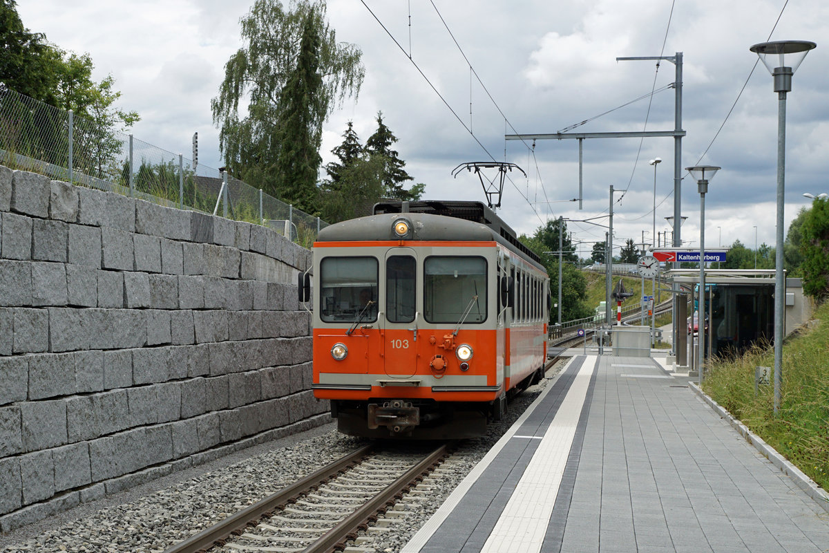 ALTES BIPPERLISI nach wie vor unentbehrlich. Wegen dem verunfallten und sehr stark beschädigten SOBA-STAR Be 4/8 114 musste kurzfristig für den Betrieb auf der kurzen Zweigstrecke Langenthal-St. Urban Ziegelei der Be 4/4 103, ehemals SZB, BTI einspringen. Wegen grossen mehreren Baustellen an der Strecke Solothurn-Niederbipp mit Bahnersatz wurden die Fahrzeuge unüblich stationiert. Das Schwesterfahrzeug, der Be 4/4 104 wurde aus diesem Grund im Depot Wiedlisbach als eiserne Reserve abgestellt. Am 17. Juli 2020 pendelte dadurch der Oldtimer mit Baujahr 1970 als Solotriebwagen zwischen Langenthal und St. Urban hin und her. 
Foto: Walter Ruetsch 