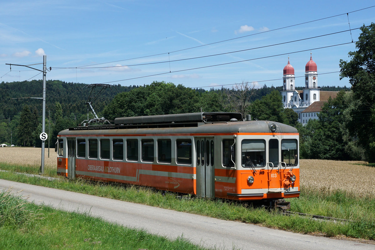 ALTES BIPPERLISI NACH WIE VOR UNENTBEHRLICH.
Wegen dem verunfallten und sehr stark beschädigten SOBA-STAR Be 4/8 114 musste kurzfristig für den Betrieb auf der kurzen Zweigstrecke Langenthal-St. Urban Ziegelei der Be 4/4 103, ehemals SZB, BTI einspringen. Wegen grossen und mehreren Baustellen an der Strecke Solothurn-Niederbipp mit Bahnersatz wurden die Fahrzeuge unüblich stationiert. Das Schwesterfahrzeug, der Be 4/4 104 wurde aus diesem Grund im Depot Wiedlisbach als eiserne Reserve abgestellt. Ab dem 14. Juli 2020 pendelt dadurch der Oldtimer mit Baujahr 1970 als Solotriebwagen zwischen Langenthal und St. Urban hin und her.
Infolge Überforderung, er ist schliesslich nicht mehr der Jüngste, musste am 18. Juli 2020 der Be 4/4 103 kurzfristig durch den im November 2013 von der Frauenfeld-Wil-Bahn/FWB übernommenen Pendelzug Bt 12 und Be 4/4 14 ausgewechselt werden. 
Foto: Walter Ruetsch 