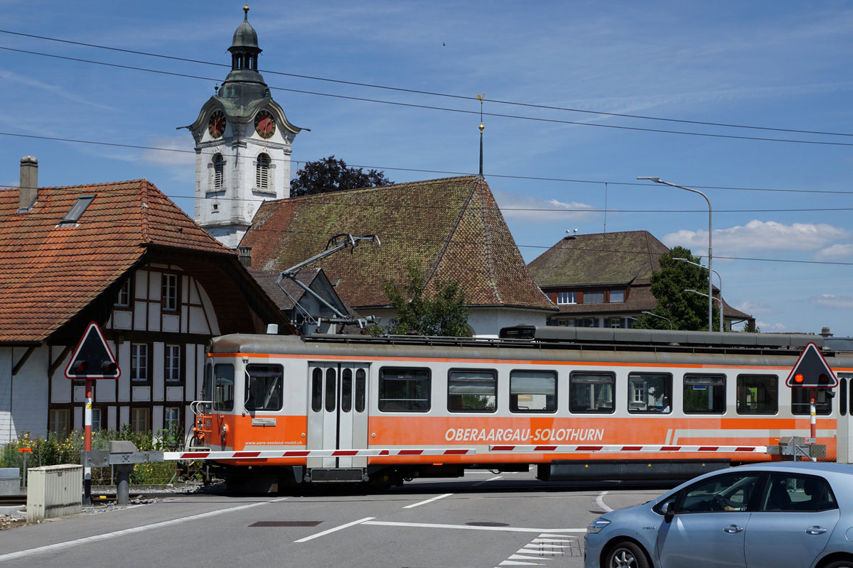 ALTES BIPPERLISI NACH WIE VOR UNENTBEHRLICH.
Wegen dem verunfallten und sehr stark beschädigten SOBA-STAR Be 4/8 114 musste kurzfristig für den Betrieb auf der kurzen Zweigstrecke Langenthal-St. Urban Ziegelei der Be 4/4 103, ehemals SZB, BTI einspringen. Wegen grossen und mehreren Baustellen an der Strecke Solothurn-Niederbipp mit Bahnersatz wurden die Fahrzeuge unüblich stationiert. Das Schwesterfahrzeug, der Be 4/4 104 wurde aus diesem Grund im Depot Wiedlisbach als eiserne Reserve abgestellt. Ab dem 14. Juli 2020 pendelt dadurch der Oldtimer mit Baujahr 1970 als Solotriebwagen zwischen Langenthal und St. Urban hin und her.
Infolge Überforderung, er ist schliesslich nicht mehr der Jüngste, musste am 18. Juli 2020 der Be 4/4 103 kurzfristig durch den im November 2013 von der Frauenfeld-Wil-Bahn/FWB übernommenen Pendelzug Bt 12 und Be 4/4 14 ausgewechselt werden. 
Foto: Walter Ruetsch 