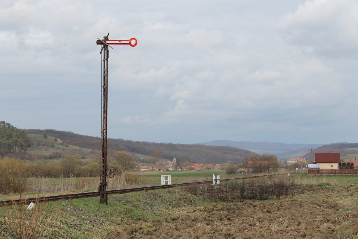 Altes Formsignal außer Betrieb westlich von ehemaliges Bahnhof Mugeni an die Strecke Odorheiu-Sighişoara am 9-4-2013.