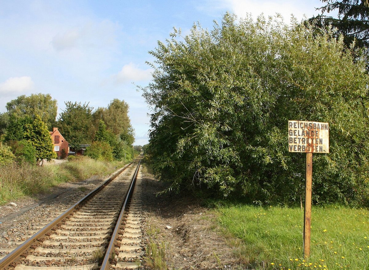 Altes Schild - noch befahrene Strecke nahe Waren / Müritz - von einem Bü aus aufgenommen 20.09.2017