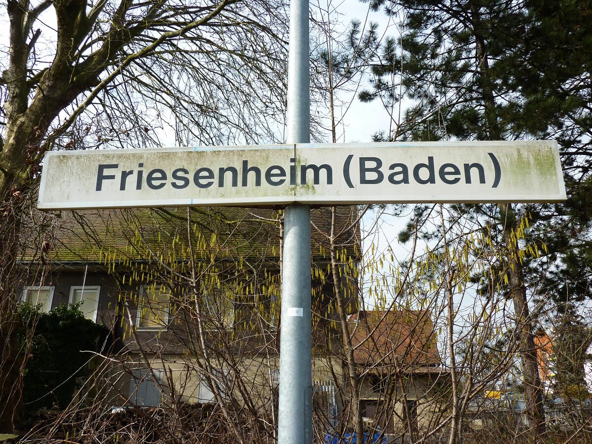 altes Stationsschild Friesenheim (Baden), aufgenommen am 07.03.2013, Diese Schilder wurden im November 2013 gegen die neuen dunkelblauen ersetzt.
