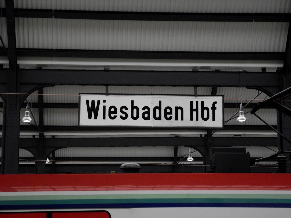 Altes Wiesbaden Hbf Schild am 21.11.13 