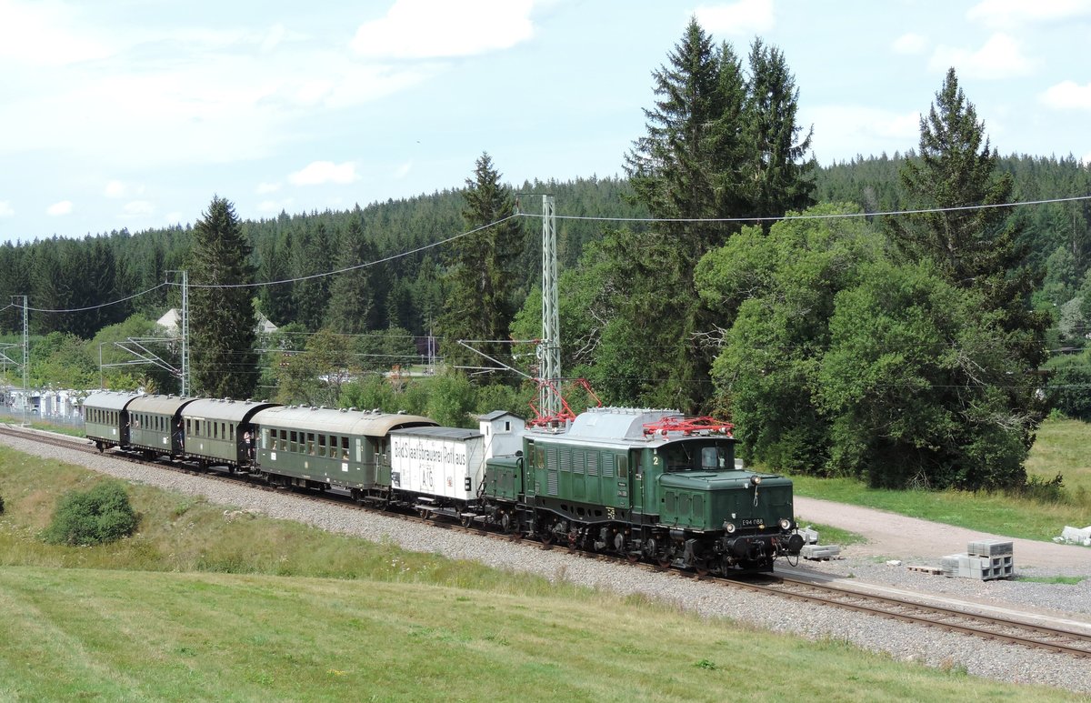 Altglashütten - 16. August 2020 : Die E94 088 passiert soeben ohne Halt den Bahnhofmit dem Zug Nr 4 Titisee - Seebrugg.