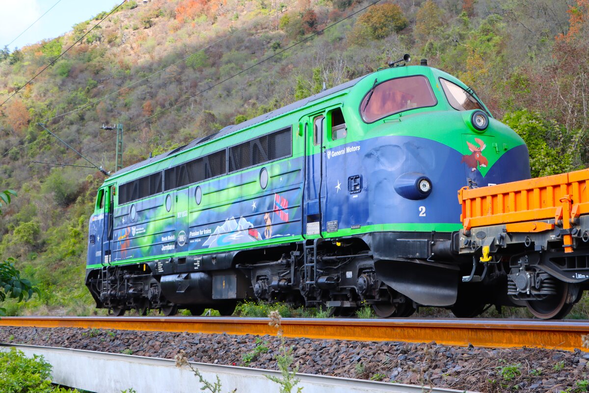 Altmark Rail Nohab MY1155 (227 010-6) am 05.09.26 oberhalb von St. Goarshausen an der rechten Rheinstrecke mit Flachwagen Zug. Die Fotos sind von einen Hang aus gemacht worden per Telezoom