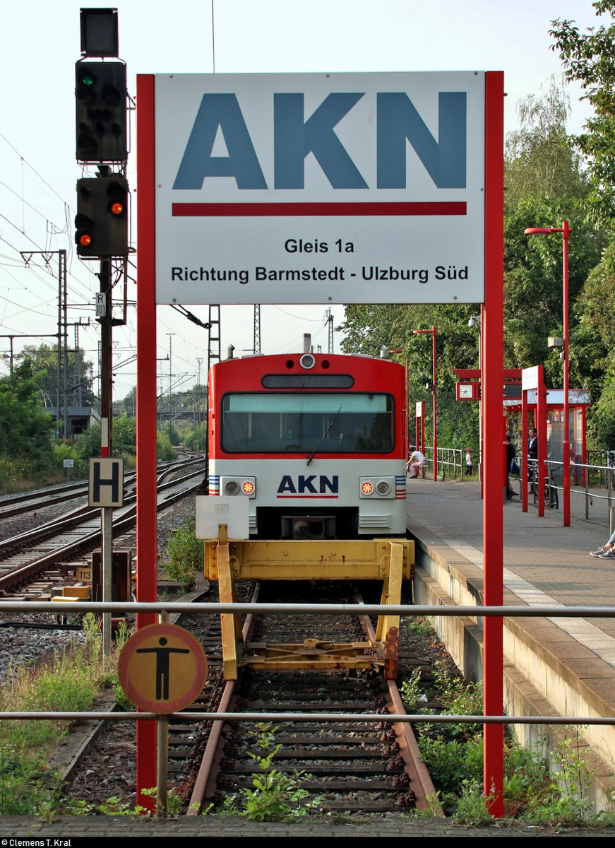 Altona-Kaltenkirchen-Neumünster Eisenbahn GmbH (AKN):
Ein VTA (Linke-Hofmann-Busch (LHB)) als A 4507 (A3) nach Ulzburg Süd steht im Startbahnhof Elmshorn auf Gleis 1a.
[5.8.2019 | 19:45 Uhr]