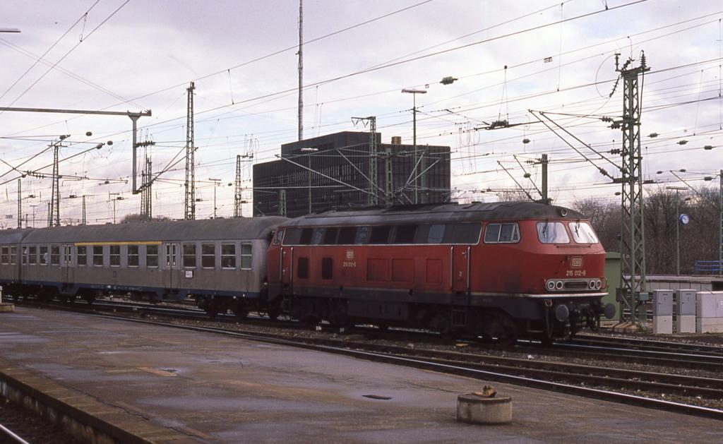 Altrote 215012 fährt am 3.3.1989 um 9.51 Uhr mit dem E aus Crailsheim in den Stuttgarter Hauptbahnhof ein.