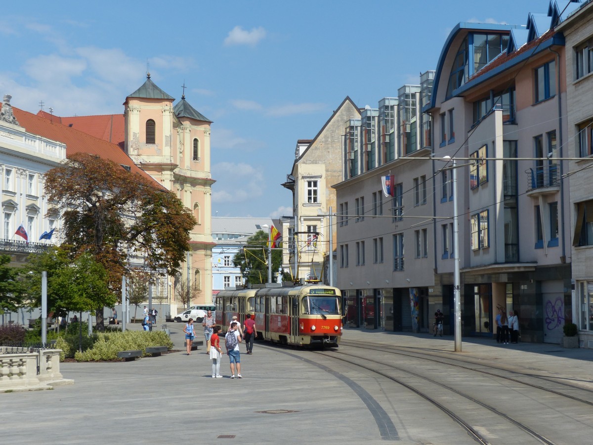 Altstadt Bratislava, natürlich zu erreichen mit der Straßenbahn. Fahrzeug 7789 ist auf der Linie 5 nach Dúbravka unterwegs. Kapucínska, 22.8.2015