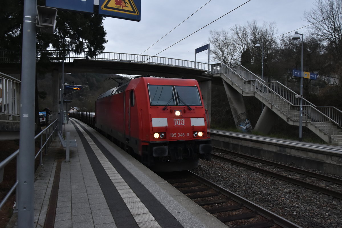 Alu-Zug aus Antwerpen nach Singen bei der Durchfahrt in Neckargerach am Abend des 22.2.2020 gezogen von der 185 348-0