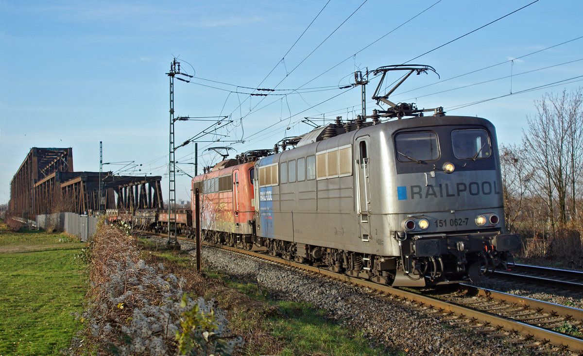 Aluzug am 18.12.2020 in Duisburg mit Lokomotive 151 062-7 an der Spitze.