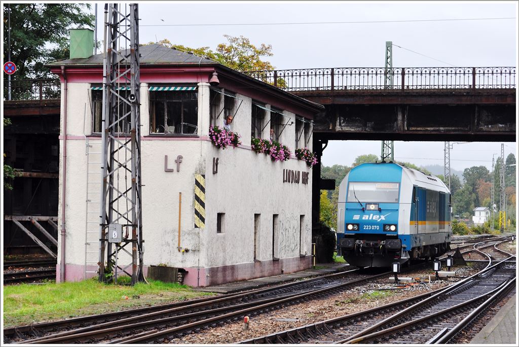 ALX 223 070 posiert vor dem Stellwerk in Lindau Hbf. (06.10.2013)