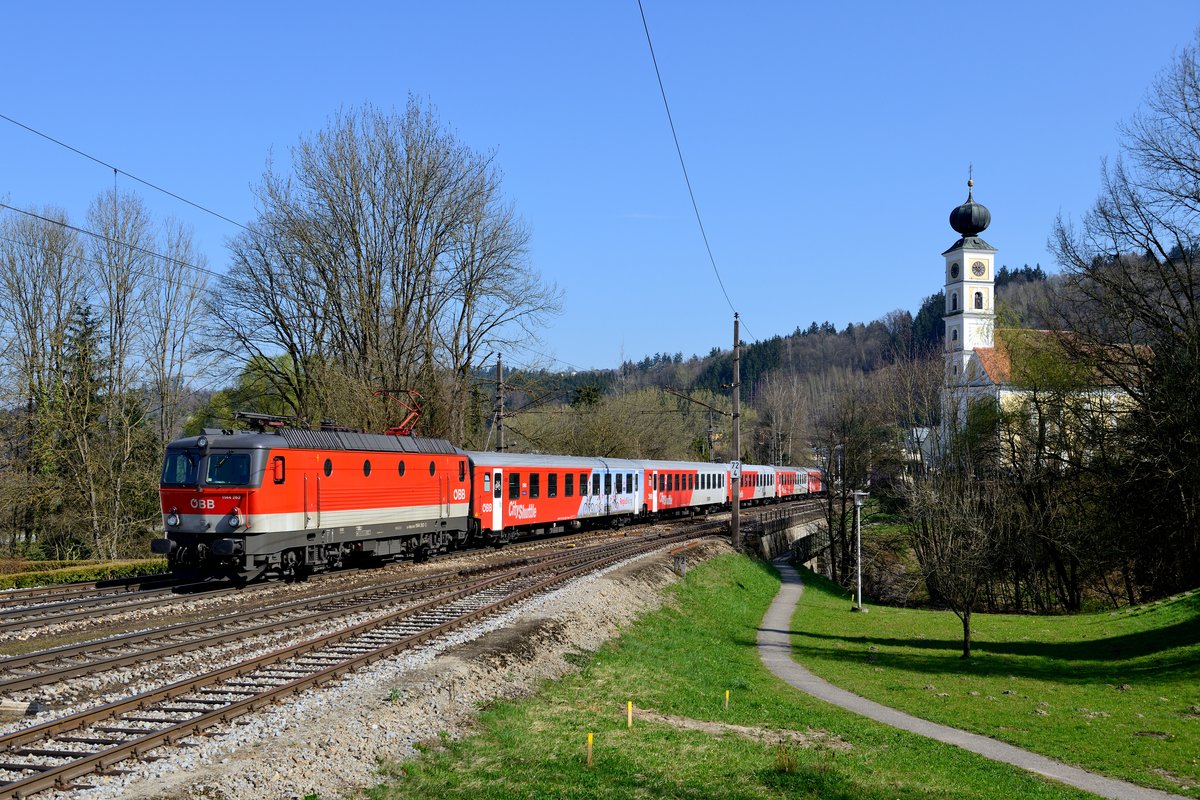Am 01. April 2017 ging es nochmals nach Wernstein, um den Zustand vor Umbau des Bahnhofs und Errichtung der Lärmschutzwände zu dokumentieren. 1142er waren an diesem Tag auf der Passauer Bahn leider nicht unterwegs. Aber den R 5917 nach Neumarkt-Kallham, der an diesem Tag aus der feschen 1144.262 und einer CityShuttle Garnitur gebildet wurde, nahm ich natürlich gerne mit.
