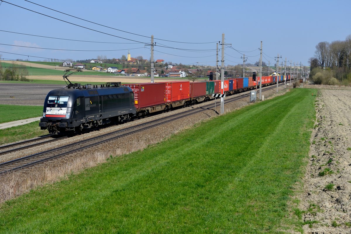 Am 01. April 2017 konnte ich bei Kimpling im Hausruckviertel die 182 569 von MRCE mit ihrem TEC 41140 von Budapest-Kikötö nach Bremerhaven Kaiserhafen aufnehmen. 