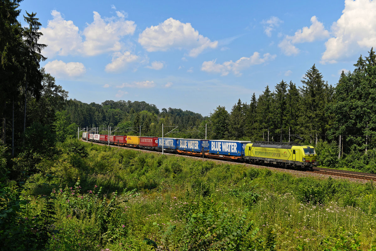 Am 01. August 2020 war der DGS 40565 von Padborg nach Verona Q.E. attraktiv beladen. Von der dänischen Grenze bis zum Zielbahnhof in Norditalien war die 193 553 für den CO2 freundlichen Transport zuständig. Im Waldstück bei Lorenzberg konnte ich den bunten KLV-Zug aufnehmen.