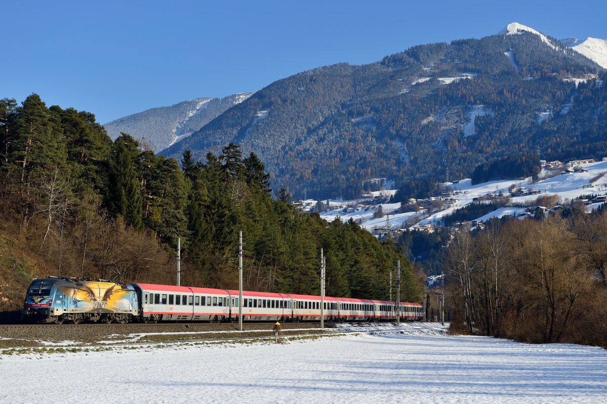 Am 01. Dezember 2013 waren erfreulicherweise beide Werbe-1216-er eingesetzt, die vor den Italien-ECs laufen. So konnte die Wagner/Verdi 1216.019 vor dem EC 87 nach Venezia Santa Lucia bei Vomperbach unter der majestätischen Kulisse des Kellerjochs abgelichtet werden.