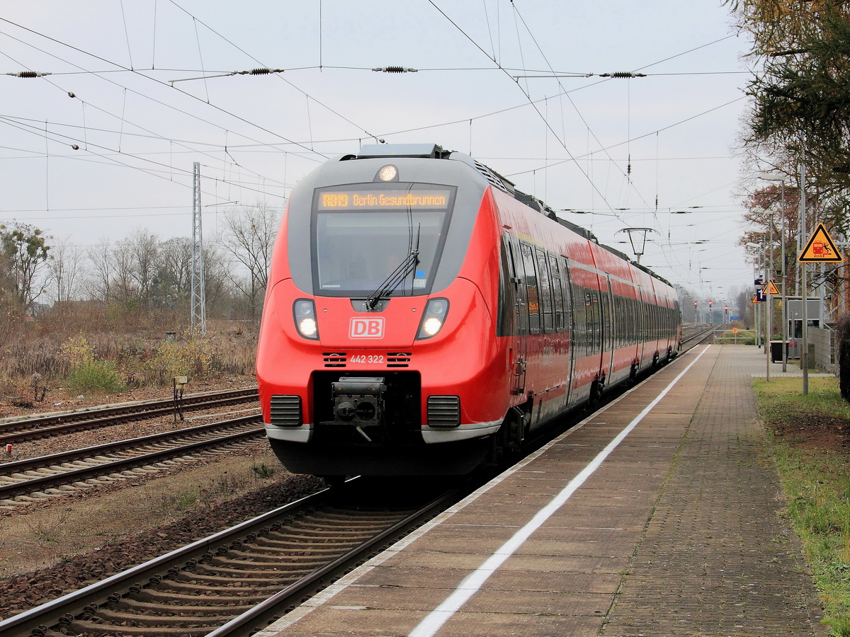 Am 01. Dezember 2014 steht im Bahnhof Großräschen in Brandenburg 442 322 / 442 822 als RB 19 zur Weiterfahrt nach Berlin Gesundbrunnen bereit. 