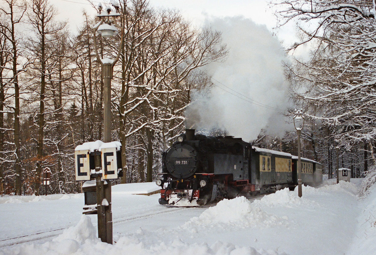 Am 01. Januar 2003 fährt ein Zug der Zittauer Schmalspurbahn in den Haltepunkt Kurort Jonsdorf Hst. ein.