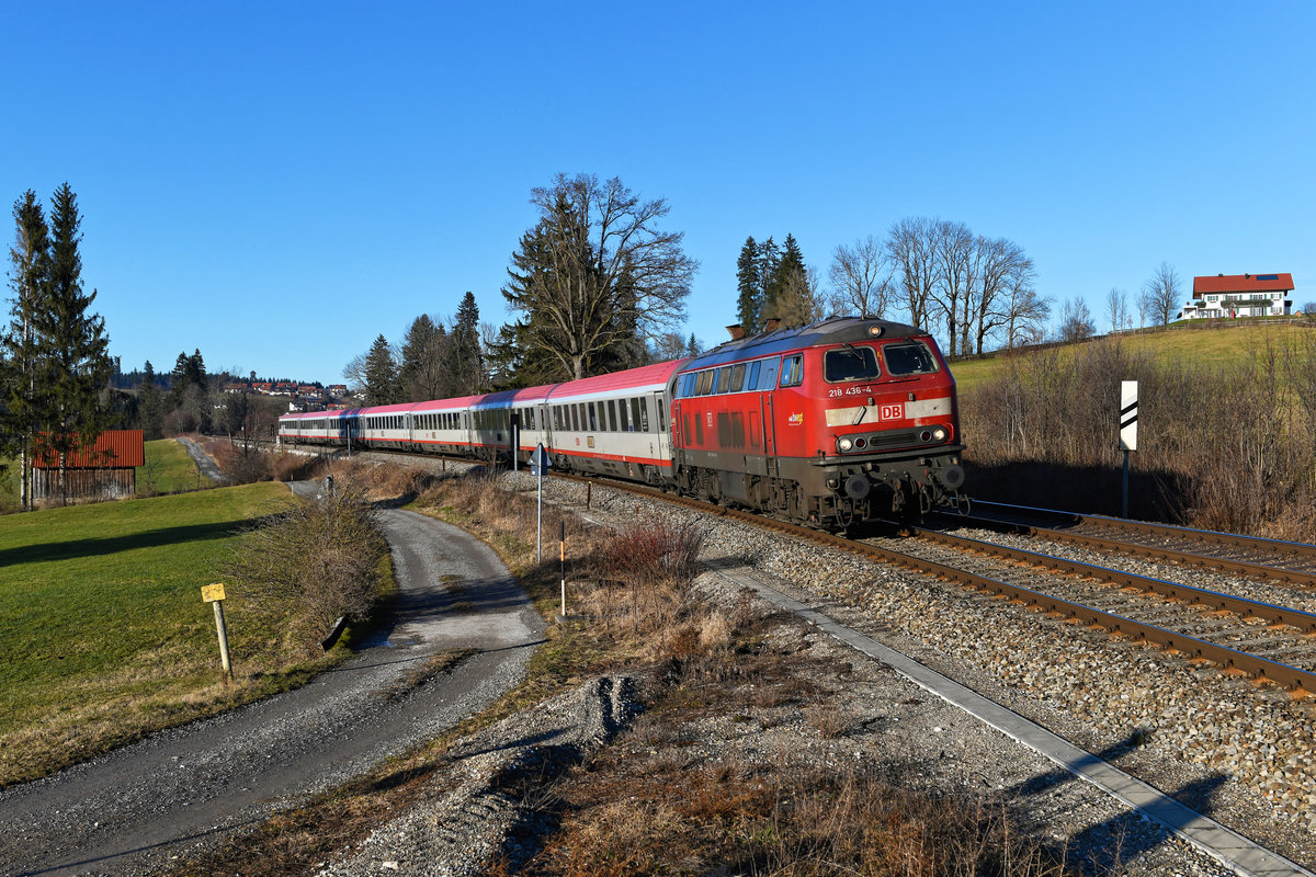 Am 01. Januar 2020 positionierte ich mich bei Oberdorf, um den IC 119 von Stuttgart HBF nach Innsbruck aufzunehmen. Über Weihnachten und Neujahr wurde die klassische Zugverbindung über einen begrenzten Zeitraum wieder in Verkehr gesetzt, in den Monaten zuvor endete sie aufgrund der Bauarbeiten auf der Südbahn bereits in Lindau. Zum Aufnahmezeitpunkt war besagte Strecke gesperrt, so dass das Zugpaar IC 118 / 119 über Memmingen umgeleitet wurde. Bei der Rückfahrt wurde sogar der Weg über Kempten gewählt, auf der Allgäubahn war somit ein zusätzlicher Fernzug zu beobachten. Diese Tatsache zog natürlich die Eisenbahnfans von nah und fern in ihren Bann und man sah viele bekannte Gesichter an den Allgäuer Bahndämmen. Am Neujahrstag war der Andrang allerdings überschaubar, denn es war die nicht besonders gepflegte Ulmer 218 436 zur Beförderung der ÖBB-Upgrade Fernverkehrswagen eingeteilt. 