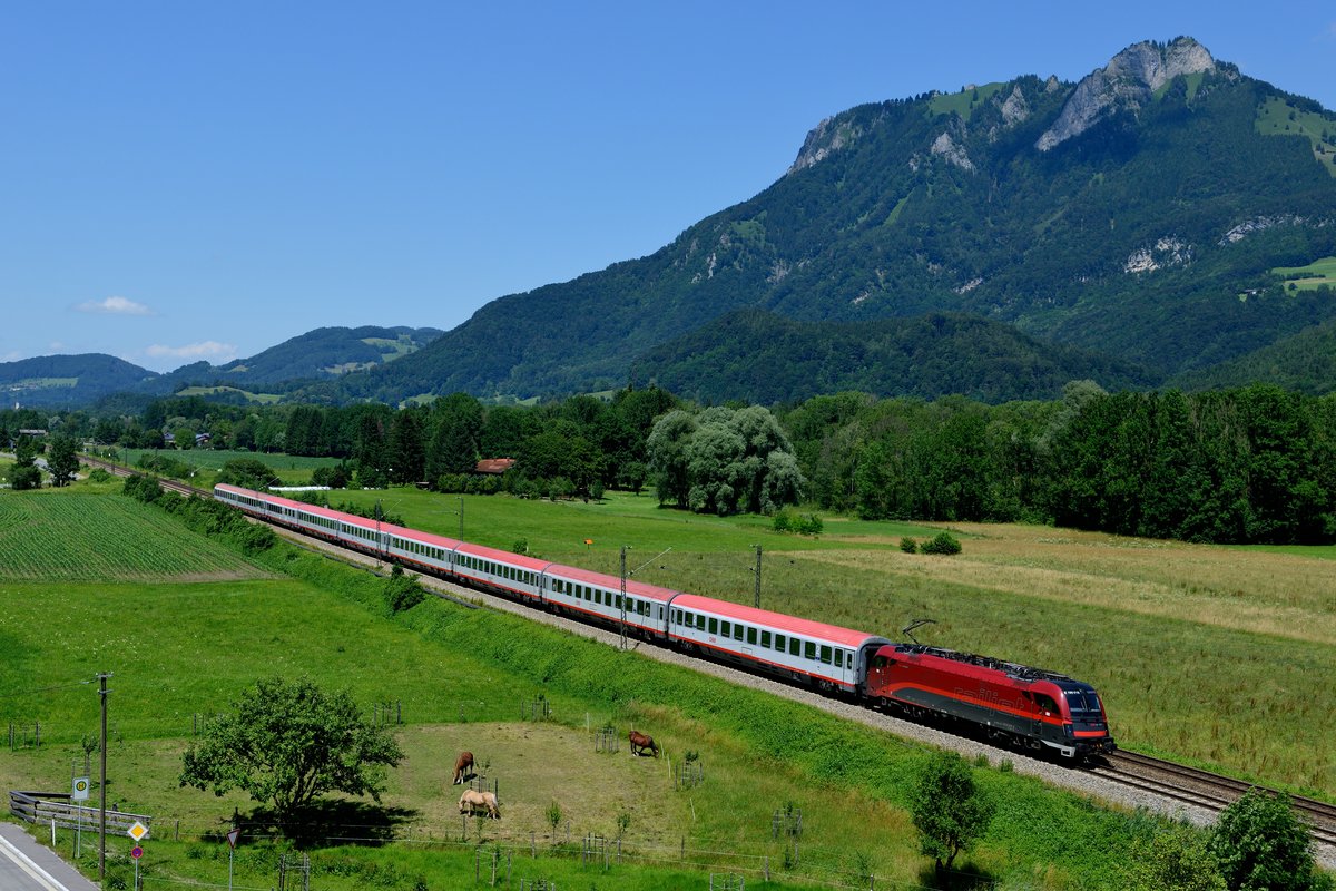 Am 01. Juli 2016 war die bereits im RailJet-Design gehaltene 1216.018 für die Beförderung des EC 89 von München HBF nach Verona Porta Nuova eingeteilt und konnte bei Kirnstein im Inntal aufgenommen werden. 