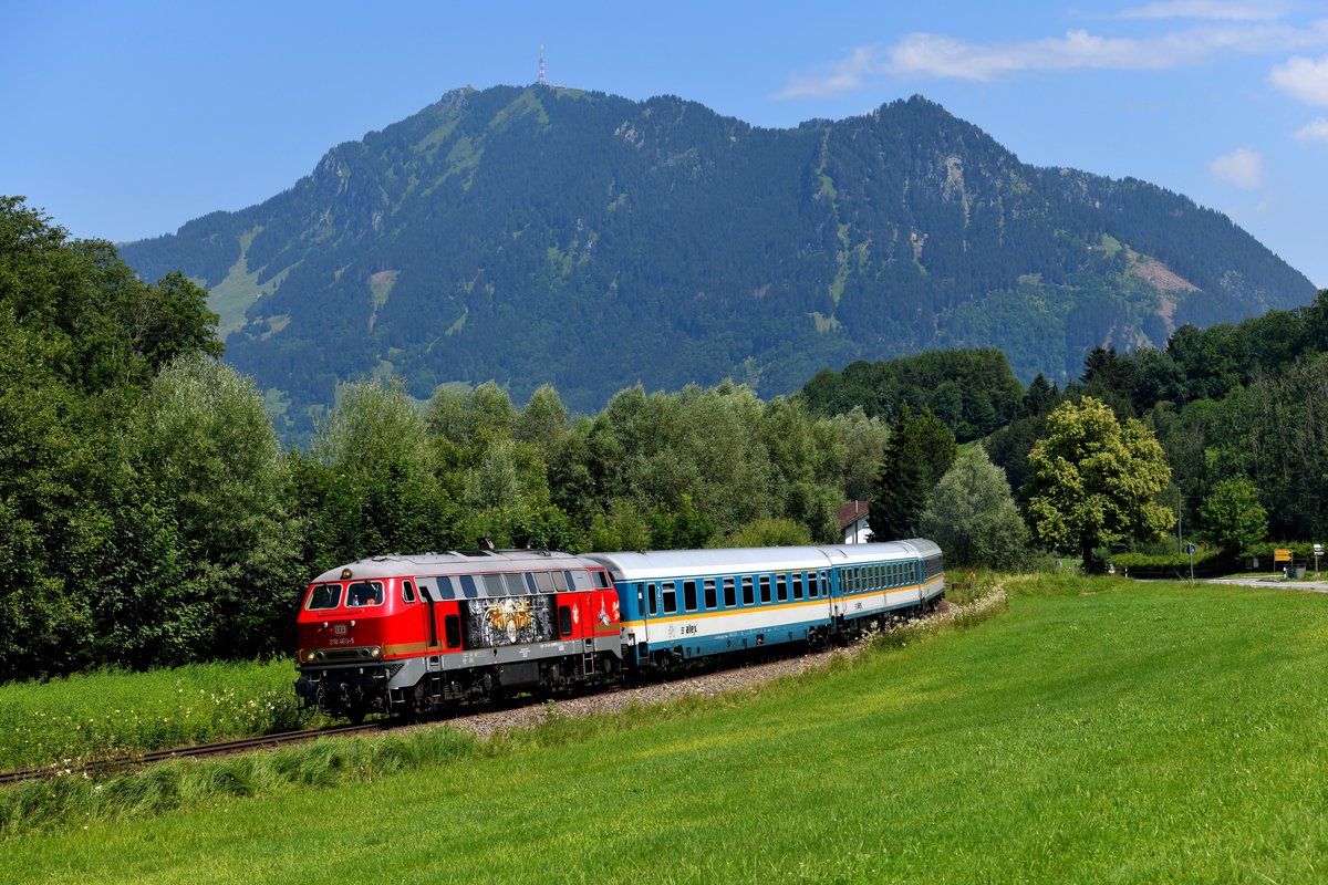 Am 01. Juli 2018 war die 218 469 von RP Railsystem auf der Illertalbahn vor den Alex-Zügen im Einsatz. Mit dem ALX 84161 nach München konnte ich die interessant gestaltete Lok kurz vor Immenstadt mit Blick auf den Grünten fotografieren. 
