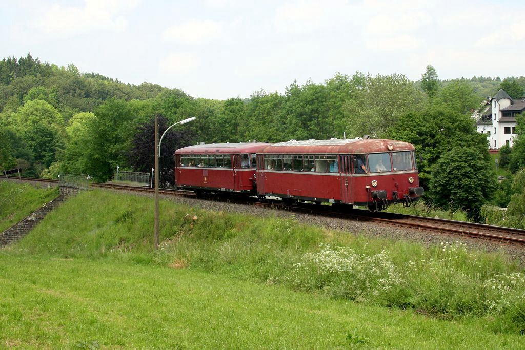 Am 01. Juni 2014 war Schienenbustag im Hön-netal und dabei kam nicht nur die bekannte und beliebte Garnitur des Förderverein Schienenbus e.V. Menden zum Einsatz sondern – und das war das eigentlich Besondere – auch eine zweite Schienenbusgarnitur (798 760, 998 800 der Eifelbahn Verkehrsgesellschaft mbH Linz. Die Aufnahme entstand in Volkringhausen.