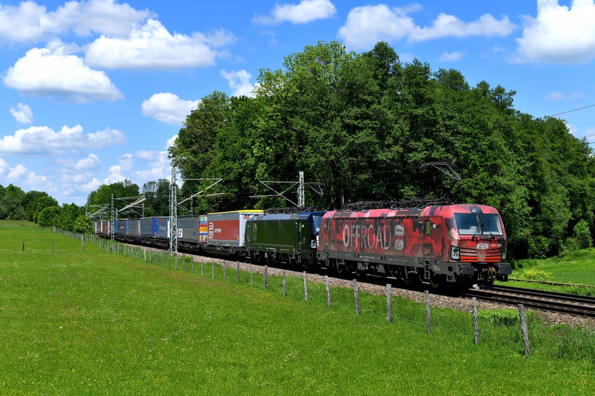 Am 01. Juni 2019 brachten 193 555 und 668 den DGS 43155 von Köln Eifeltor nach Verona Q.E.. und konnten am Bü Vogl aufgenommen werden. 