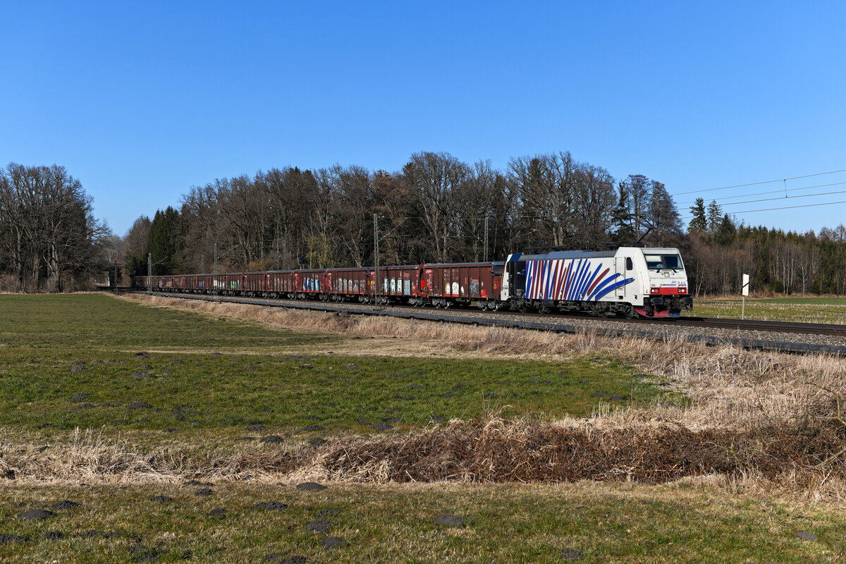 Am 01. März 2022 bestand der DGS 44131 von München Nord nach Verona einheitlich aus Waggons der Gattung Tamns 895, die für den Tontransport vorgesehen sind. Übliches Ziel ist die Region Sassuolo als Schwerpunkt der keramischen Industrie Norditaliens. Meist wird aber der Weg über den Gotthard gewählt, Verkehre über den Brenner sind eher selten zu beobachten. Zuglok an diesem Tage war die 186 444 - das bunte Zebra von Lokomotion. Bei Brannenburg im Inntal gelang eine Aufnahme des Zuges.