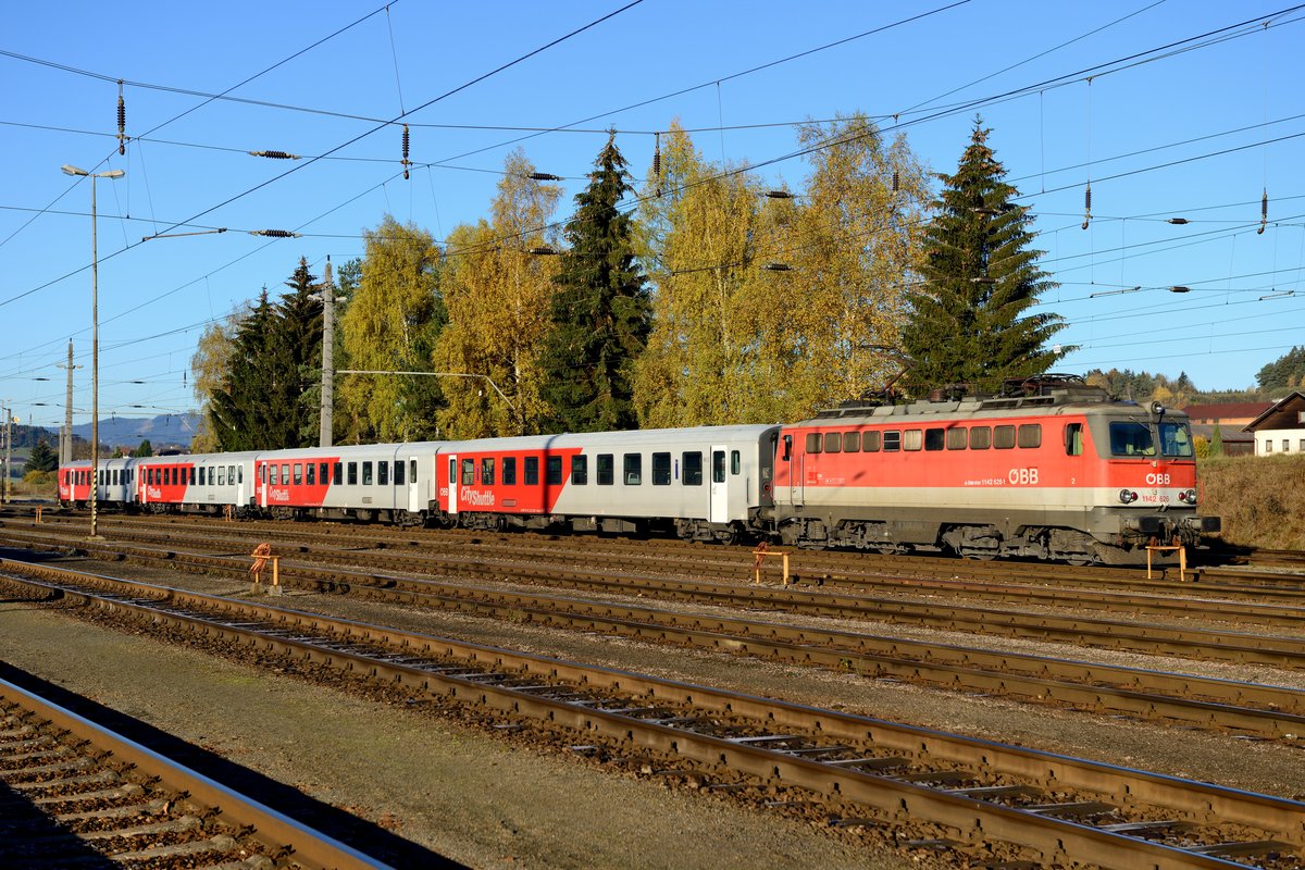 Am 01. November 2015 traf ich diese abgestellte CityShuttle Garnitur mit der 1142.626 im Bahnhof Summerau an.