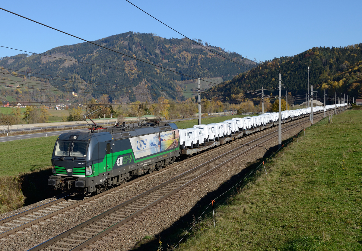 Am 01. November 2015 war die ELL 193 203 mit dem LTE Autozug 48990 von Graz Verschiebe gen Norden unterwegs und wurde von mir in Foirach bei Niklasdorf fotografiert.