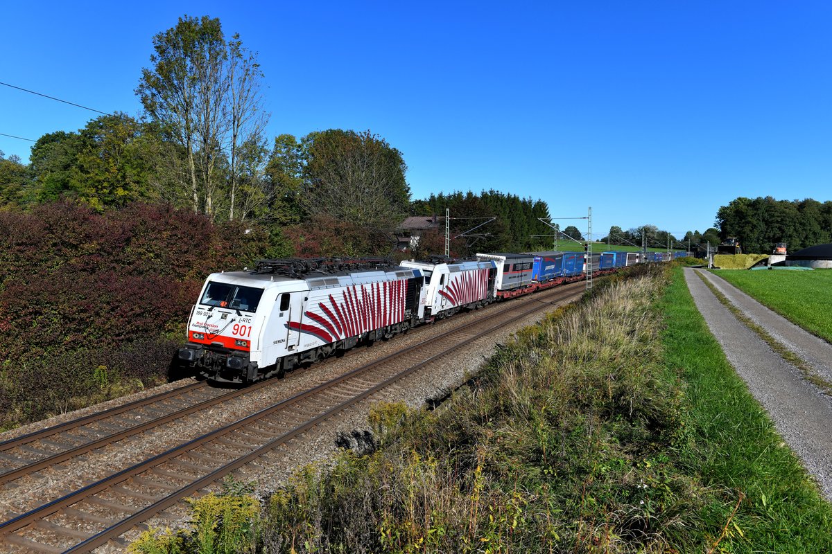 Am 01. Oktober 2019 war der Landwirt in Vogl intensiv mit der Einlagerung von Silage beschäftigt, als 189 901 und 185 666 mit ihrem DGS 43821 von Bremen Grolland nach Verona Q.E. vorbeifuhren. 