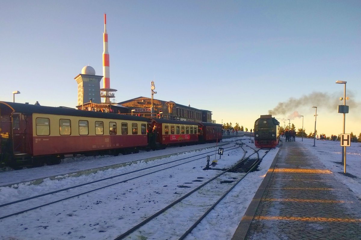 Am 01.01.20 kurz vor 15.00 stehen der 8929 nach Nordhausen zur Abfahrt bereit und der Traditionszug auf Gleis 3 in den Startlöcher,um im Signalabstand bis Drei Annen Hohne zu folgen.
