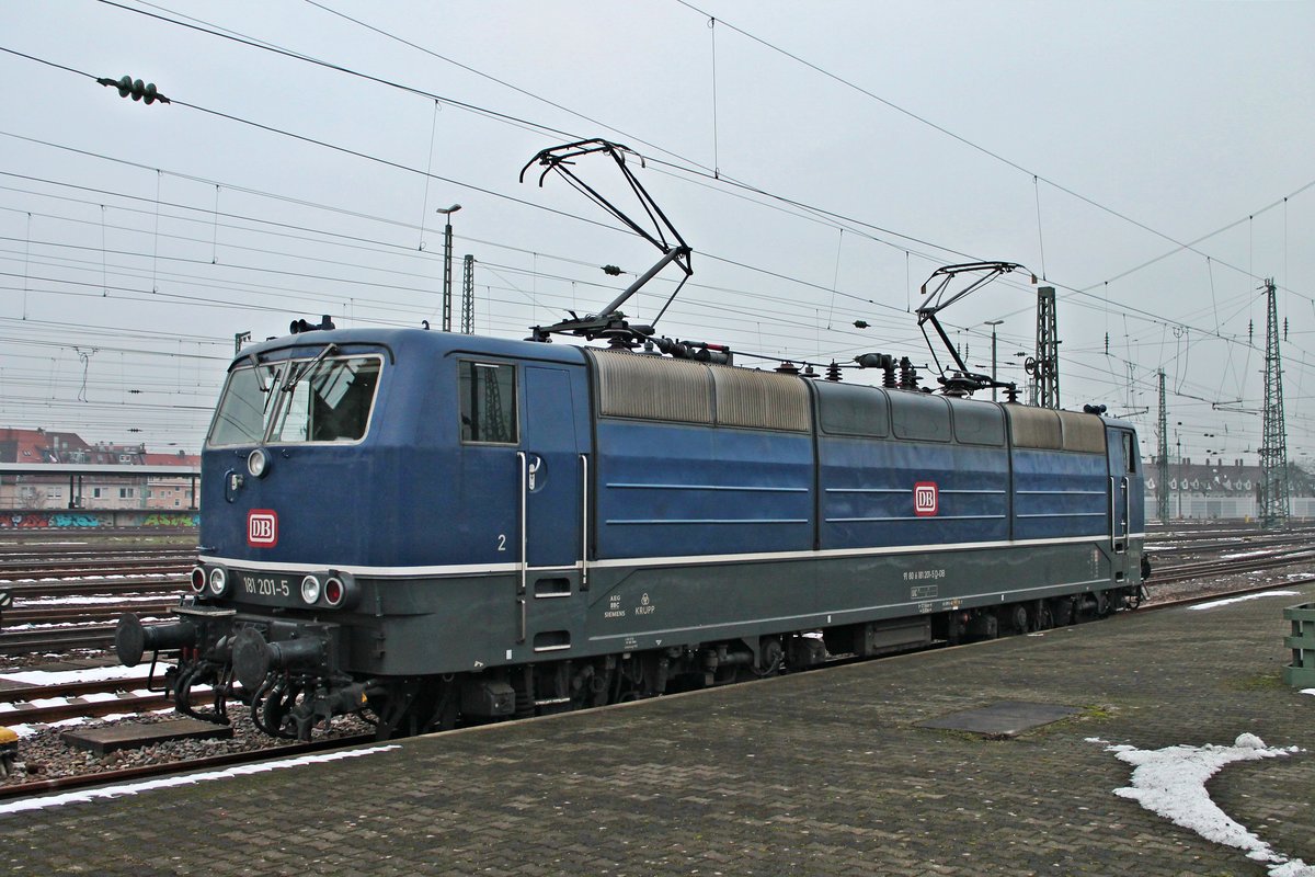 Am 01.01.2015 stand 181 201-5 mit beiden Bügel an der Oberleitung abgestellt in Karlsruhe Hbf.