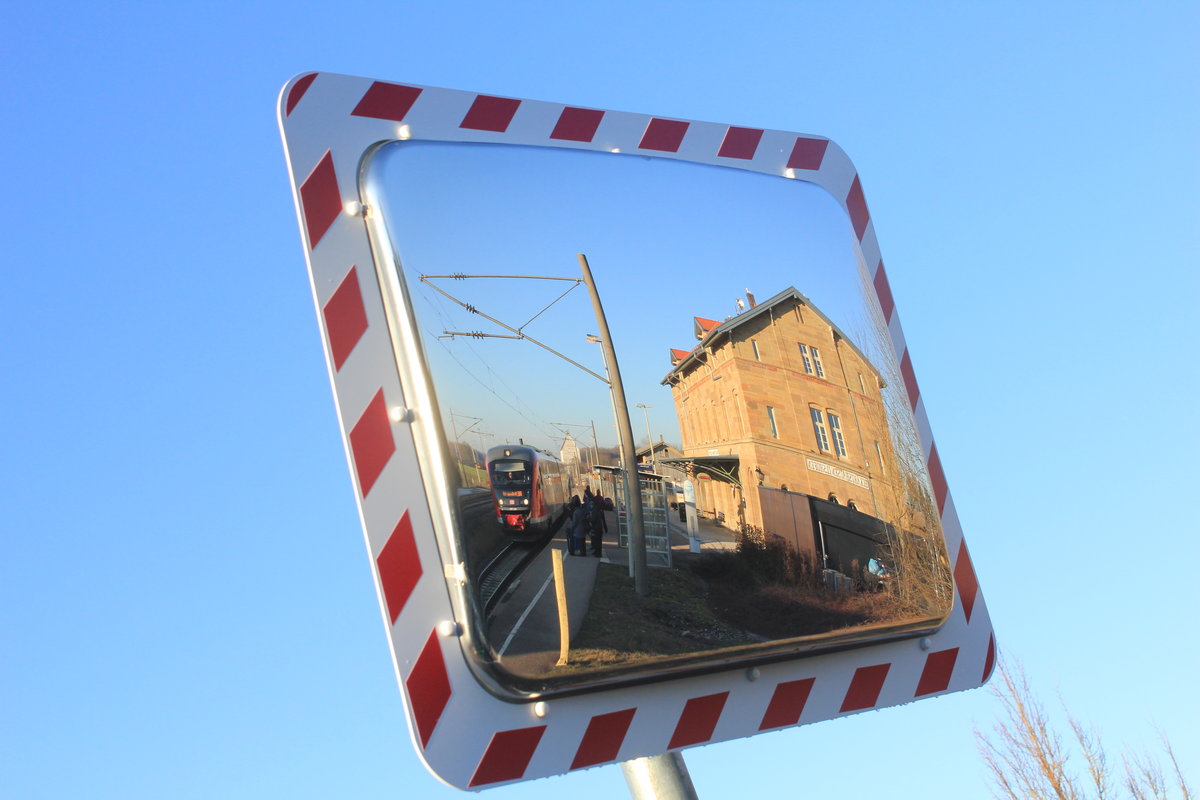 Am 01.01.2020 erreicht ein unbekannter 642 der Westfrankenbahn als RE Crailsheim-Heilbronn den Haltepunkt Eckartshausen-Ilshofen. 