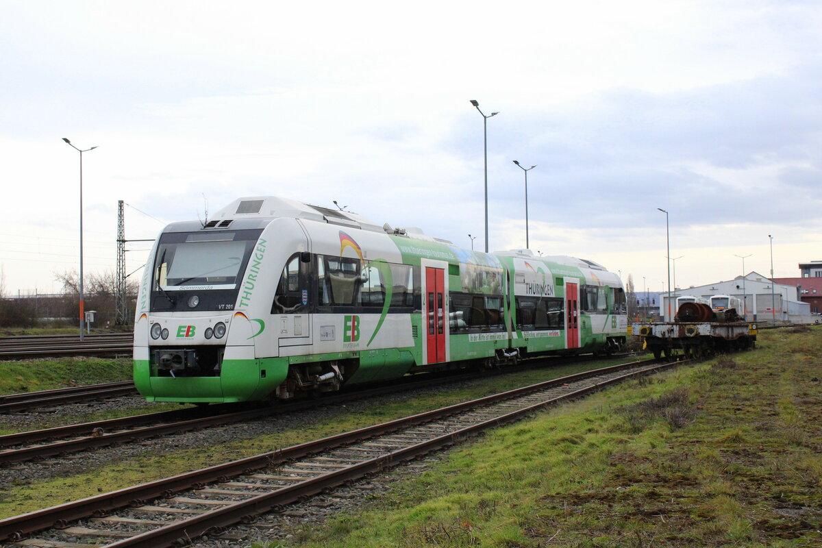 Am 01.01.2023 zeigte sich der schon länger außer Dienst gestellte EB VT 201 (95 80 0615 701-9 D-EIB) abgestellt im Bw der Erfurter Bahn in Erfurt Ost. Durch den Zaun fotografiert.