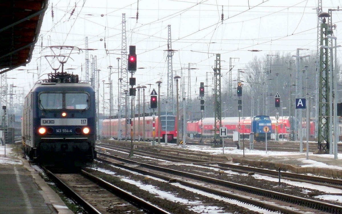 Am 01.02.2014 kamen RBH 103(143 041)&RBH 117(143 554)mit einem Hackschnitzelzug durch Stendal und fuhr weiter in Richtung Magdeburg.